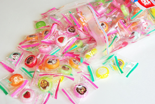 キンセン ラブリーキャンデー 100個入りは居酒屋で置く駄菓子としてもぴったりのお徳用細工飴 飴の通販 金扇